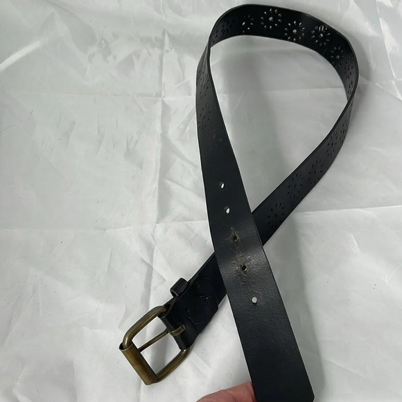 VINTAGE Black Bonded Leather Floral Eyelet Cutout Wide Belt Brass Buckle Size L - Picture 4 of 10